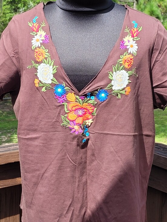 Tops - Embroidered V-Neck NY Collection ❤️ Size XXL Beautiful!! Like New